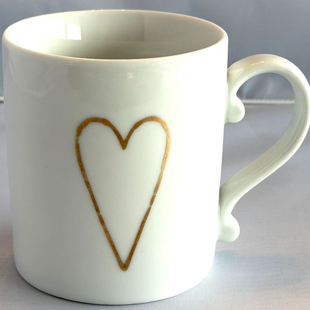 Mug West Elm white porcelain heart mug, gold metallic heart outline